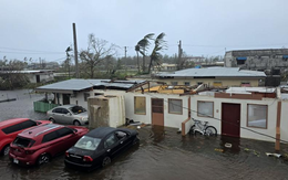 Siêu bão mạnh nhất hành tinh Sinlaku gây thiệt hại diện rộng: Lật úp ô tô, bật gốc cây cối và thổi bay nhiều mái nhà