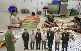 Khám xét khẩn cấp thu giữ 4.000 hộp thuốc, 790kg viên nang, bắt tạm giam chủ xưởng thuốc Thái Chánh Kiên