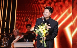 Nhạc sĩ 8X vừa giữ vai trò Giám đốc âm nhạc, vừa “ẵm” luôn giải thưởng cao quý tại Lễ trao giải Cống hiến lần thứ 20