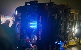 Lật xe khách trên cao tốc Nội Bài - Lào Cai, nhiều người bị thương