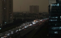 Bầu trời Hà Nội tối sầm lúc 9h, mưa dông bao phủ khắp nơi