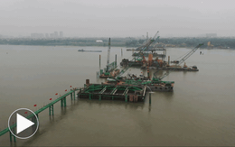 Khung cảnh 'khó tin' tại công trường siêu cầu 16.000 tỷ đồng bắc qua  dòng sông biểu tượng của Thủ đô