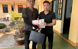 Đang chạy bộ nhặt được cặp màu đen, thứ bên trong khiến thanh niên SN 1996 giật mình, lập tức mang đến công an