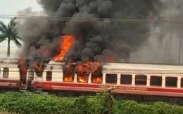 Tàu hỏa chở khách tuyến Hà Nội - Hải Phòng đang chạy bất ngờ bốc cháy dữ dội