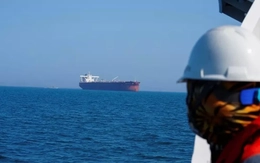 Iran nổ súng vào tàu chở dầu, Lãnh tụ Tối cao ra tuyên bố mới