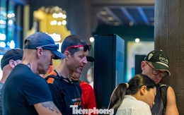 Khách quốc tế nườm nượp đến vịnh Hạ Long