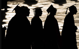 Cầm bằng đại học 4 năm, nợ 1 tỷ đồng rồi thất nghiệp vì AI: Thế hệ Gen Z và cuộc chiến giành giật việc làm từ tay Robot