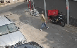 Clip người đàn ông đi vào hẻm ở TPHCM và rời đi trên chiếc xe của nam shipper