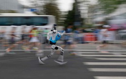 Từ múa quạt, biểu diễn võ thuật đến phá kỷ lục marathon thế giới: Robot không còn 'trình diễn' mà đã bắt đầu học được cách vượt qua giới hạn của con người