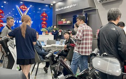 Khách TP.HCM nườm nượp mua xe điện, sẵn sàng cọc trước giữ chỗ vì đại lý hết xe