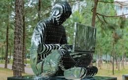 Tượng “cha đẻ” Bitcoin xuất hiện tại Trường Đại học FPT