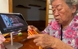 Bà ngoại bỗng "nghiện" điện thoại, đỏ mặt xem video, tôi lén theo dõi thì lặng người khi thấy thứ bà mê mẩn