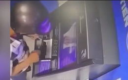 Clip: Người đàn ông lấy 128 triệu đồng tại máy ATM, công an đang truy tìm