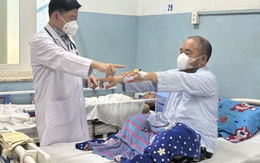 Tắm ngay sau khi đi nắng về, người đàn ông đột ngột nhồi máu não