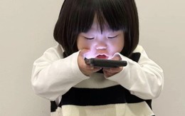 Cảnh báo cho các gia đình có con dùng điện thoại hơn 2 tiếng mỗi ngày