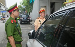 CSGT Hà Nội sử dụng thiết bị đặc biệt để xử lý 1 lỗi vi phạm giao thông phổ biến, các tài xế chú ý
