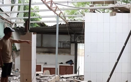 Sụt lún bất thường ven sông Thao, nhiều nhà nứt toác, chính quyền phải lập chốt dã chiến