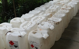 Theo dõi 2 mẹ con khả nghi, công an triệt phá đường dây sản xuất giấm giả từ axit và nước lã trong suốt 8 năm, tịch thu 1.000 lít sản phẩm