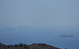 Iran nổ súng vào tàu container ở eo biển Hormuz