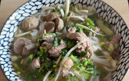 Khách Tây dùng hết vốn liếng tiếng Việt để chơi Locket: Thấy sai sai nhưng sao viral thế này