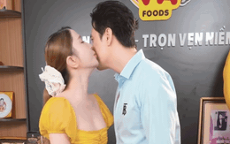 Quỳnh Nga thơm má Việt Anh ngay trên sóng, công khai sau 7 năm mập mờ?