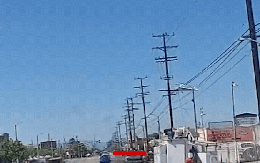 Khoảnh khắc kinh hoàng: Máy bay đâm vào cột điện rồi rơi xuống đất