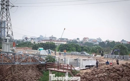 Hà Nội gấp rút lắp đặt bơm dã chiến chống ngập Đại lộ Thăng Long