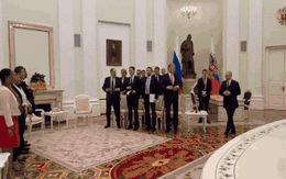 Nhân vật đặc biệt vừa tới gặp ông Putin: Kremlin huy động cả lãnh đạo tình báo, cử chỉ của ông Lavrov hé lộ bí ẩn