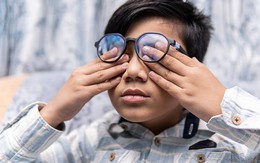 Con đeo kính càng ngày càng mờ, 1 năm sau phát hiện lỗi “khó tin” khiến phụ huynh ngã ngửa