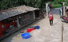 Shipper đến giao hàng bỗng dắt xe máy của khách đi: Đoạn camera an ninh 24 giây được tung lên mạng