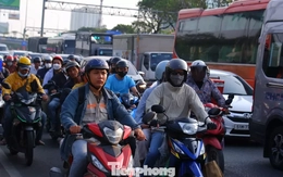 Ùn ùn rời thành phố nghỉ lễ, cửa ngõ TPHCM đông nghịt từ sáng sớm