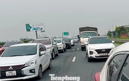 Cao tốc ‘đóng – mở’ để phân luồng dòng xe cuồn cuộn ngày đầu nghỉ lễ