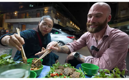 Khách Tây đi ăn quán Việt, tự tin dặn dò chủ quán nhưng khiến tất cả cười lăn vì nhầm đúng 1 chữ cái