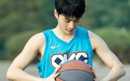 Nam diễn viên 9X điển trai biến mất khỏi showbiz suốt 3 năm, nay công khai vợ hơn 8 tuổi và con gái sinh non nặng có 1,18kg