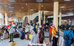 Bến cảng đặc khu Vân Đồn đông nghịt khách