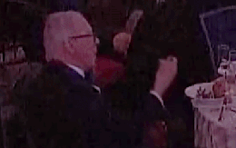 Người đàn ông thản nhiên ngồi ăn khi tiếng súng vang lên tại tiệc báo chí Nhà Trắng