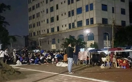 Cảnh xuyên đêm xếp hàng 'giành suất mua' NƠXH giá 1 tỷ đồng tại Hà Nội