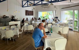 Vì sao giá nguyên liệu đã "hạ nhiệt" nhưng hàng quán vẫn giữ giá bán?