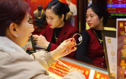 Nên vay vàng trong dân hay khuyến khích người dân bán vàng?