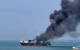 CLIP: Nổ lớn, cháy tàu chở dầu ngoài khơi Liên Hương