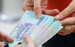 Clip gây sốc: Người đàn ông nằm trên capo ô tô đang chạy giữa phố Hà Nội