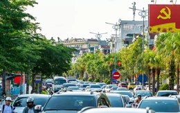 Phố biển Quảng Ninh chật kín phương tiện đổ về nghỉ lễ