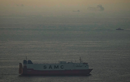 Một tàu chở hàng của EU báo tin vui không ngờ từ eo biển Hormuz