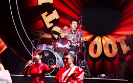 Tổng Giám đốc FPT mặc áo da đinh, đánh trống khuấy động trong một sự kiện quan trọng