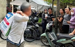 Người dân mang bao tải đựng tiền đền bù đất dự án Olympic