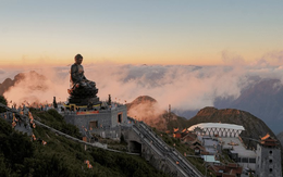 Lần đầu tiên trong lịch sử, người Việt dựng lên một công trình có trọng lượng tới 62 tấn trên độ cao 3.100m giữa biển mây, xác lập kỷ lục kỳ vĩ nhất châu Á