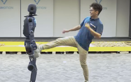 Robot hình người do công ty thuộc Vingroup phát triển gây bất ngờ khi tự đứng dậy, leo dốc