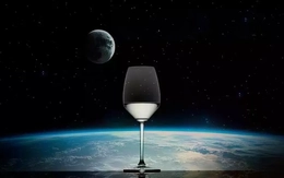 Bất ngờ với giá chai rượu sake được lên men trong vũ trụ