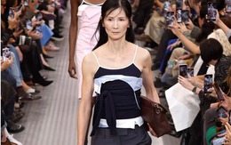 Mẹ 7 con thành người mẫu Chanel ở tuổi 60: Hành trình vươn lên từ tuổi thơ cơ cực