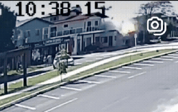 Máy bay đâm vào nhà hàng bốc cháy dữ dội như quả cầu lửa, người trên đường tháo chạy